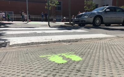 L'AMPA de l'escola Teresa Claramunt ha pintat 8 petjades per cruïlla/ Cedida